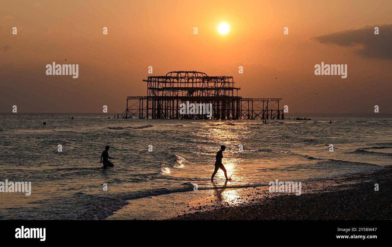 Brighton , Großbritannien 20. September 2024 - die Sonne geht heute Abend hinter dem West Pier in Brighton nach einem weiteren warmen, sonnigen Tag an der Südküste unter: Credit Simon Dack / Alamy Live News Stockfoto