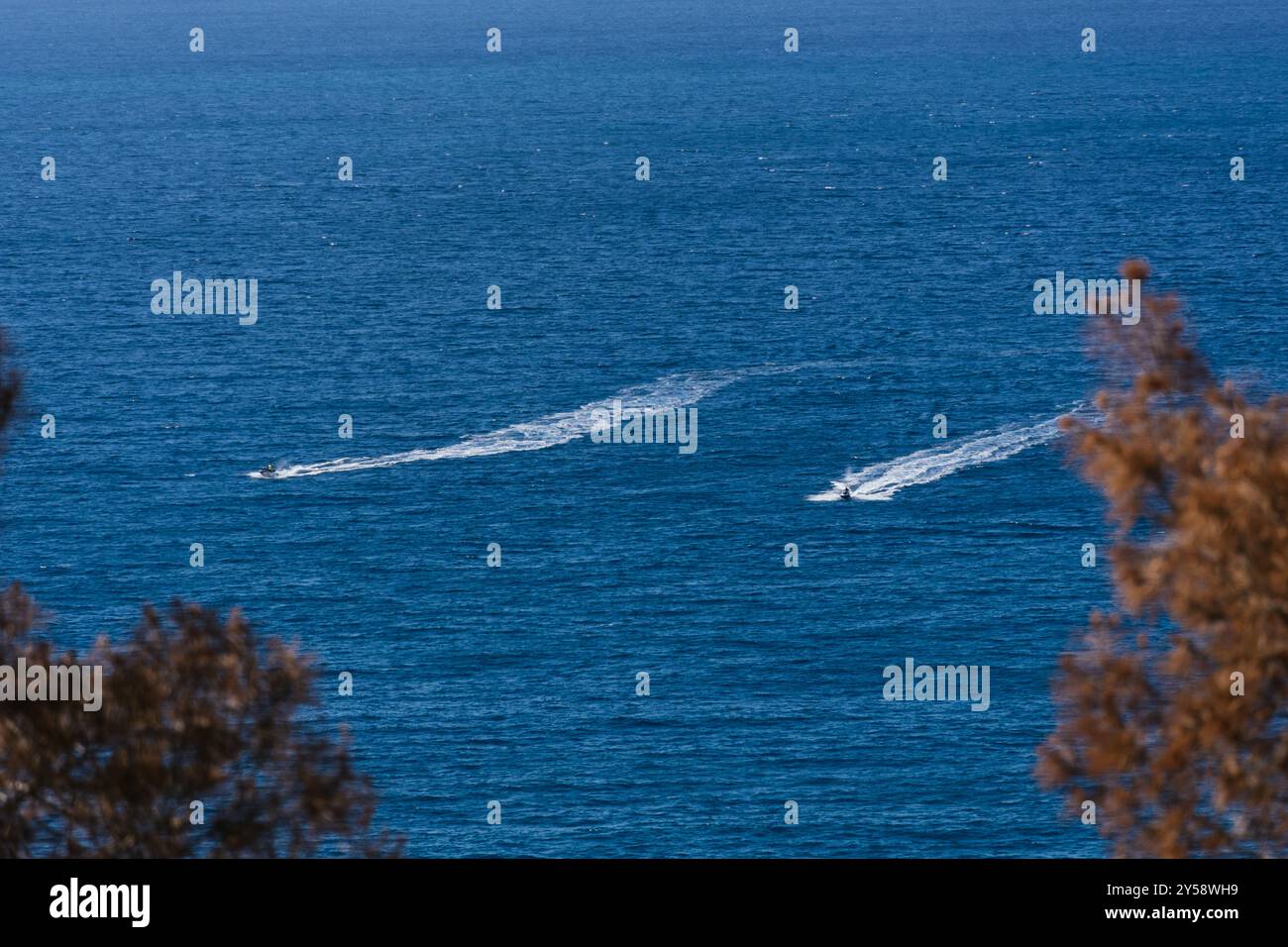 Kleines Vergnügungsboot, das in der Nähe der Klippen segelt Stockfoto