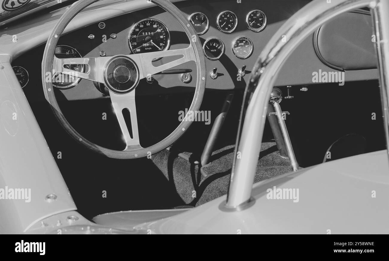 Vintage Roadster, minimalistisches Interieur, klassische Anzeigen, spartanisches Cockpit, Überrollbügel, einfarbiges Design, USA Roadster, minimalistisches, Retro-Armaturenbrett Stockfoto