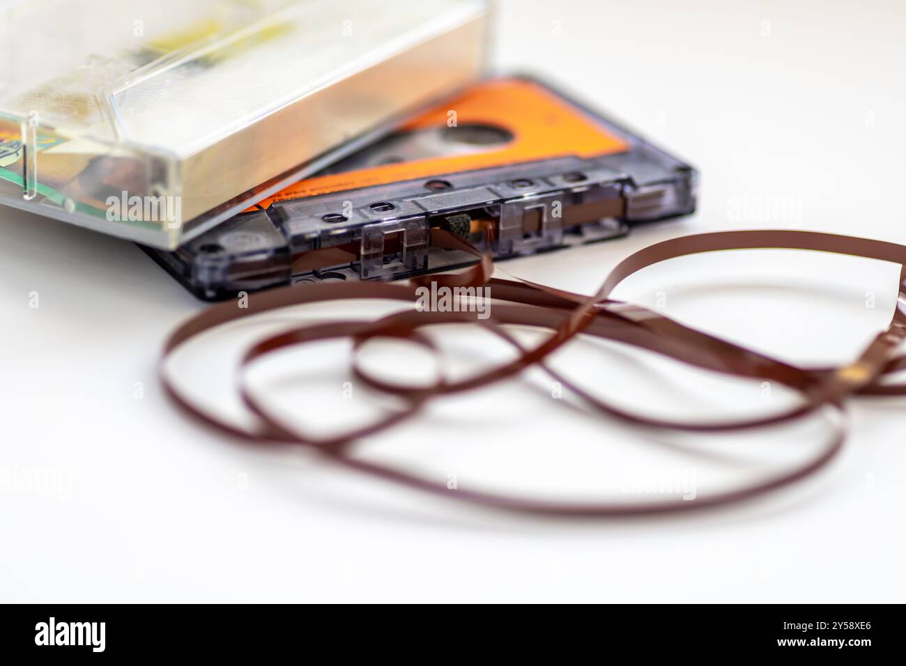 Eine Vintage-Musikkassette und ein Etui in weiß isoliert. Stockfoto
