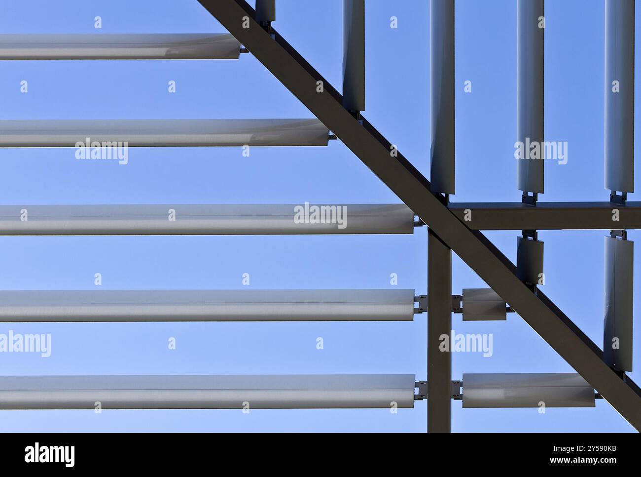 Symetirc Dach verrückt aus Stahl mit Licht und Schatten Stockfoto