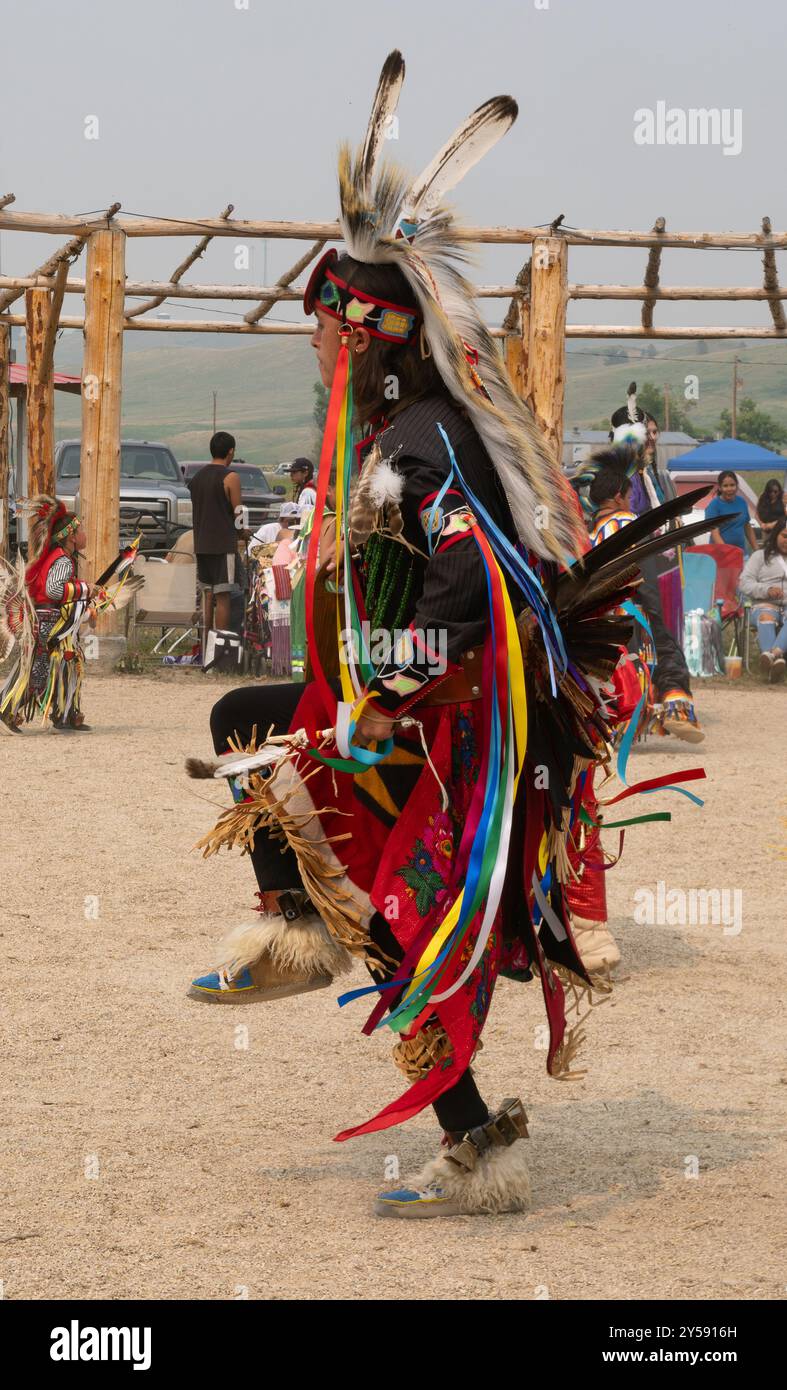Junger traditioneller Tänzer der Ureinwohner in voller Insignien, fotografiert im Profil im Lodgepole, Montana, Powwow. Stockfoto