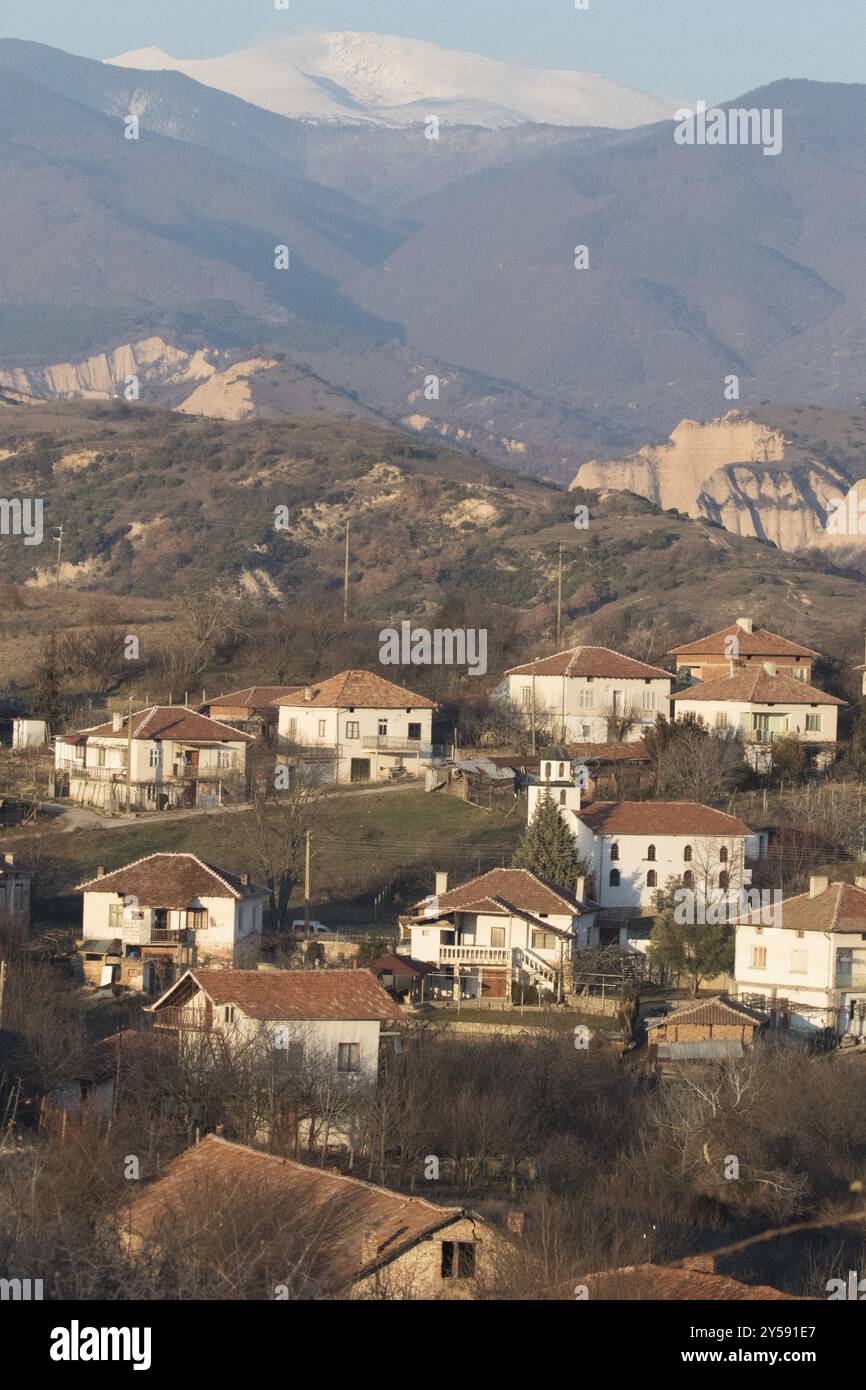 Die bulgarischen Erdpyramiden mit dem Dorf Rozhen Stockfoto