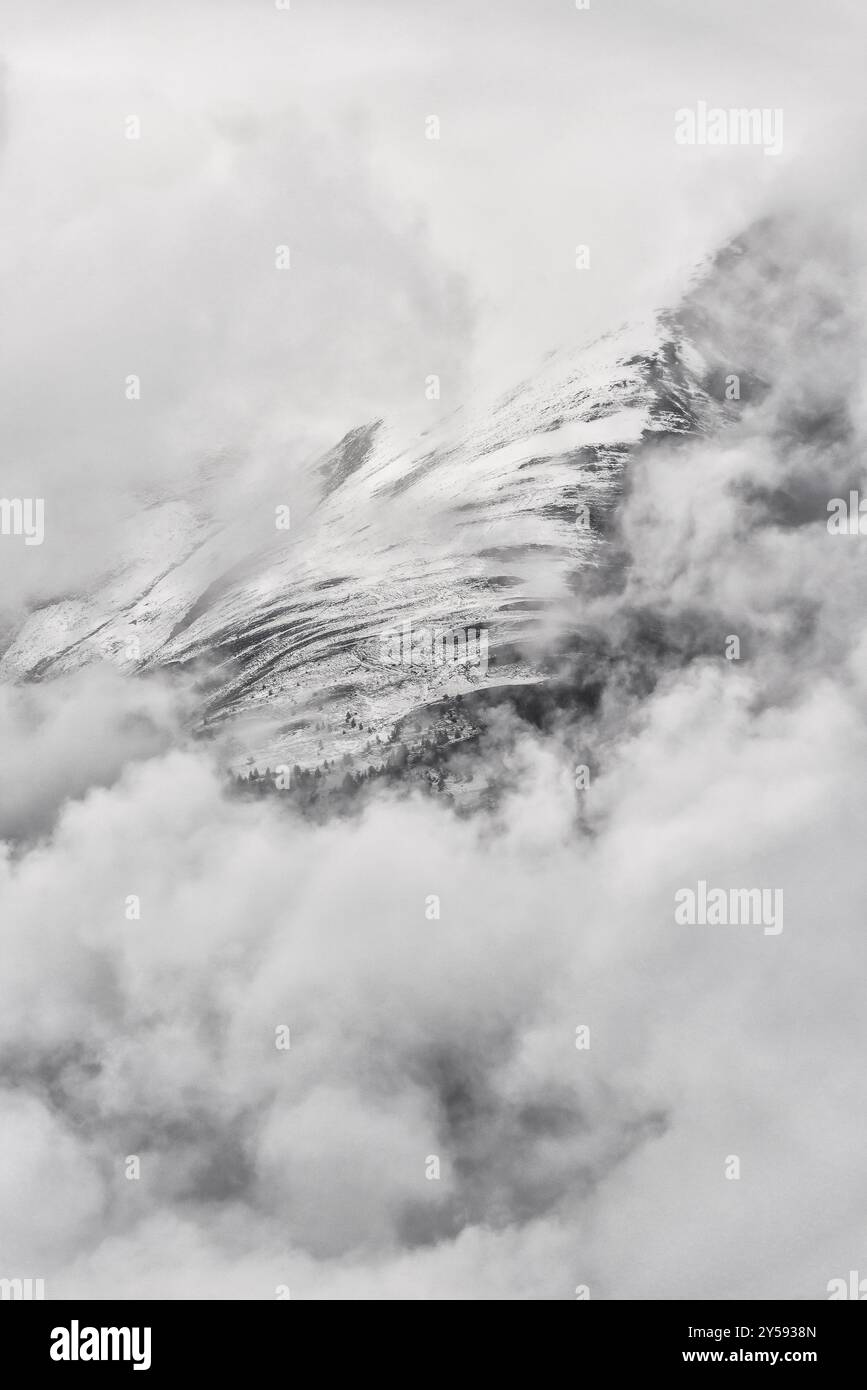 Schlechte Sicht bei bewölktem Himmel in den Schweizer Alpen, Wolken, schlechte Sicht, Natur, Winter, Nebel, Nebel, bewölkt, Wolkendecke, Wallis, Schweiz, Euro Stockfoto