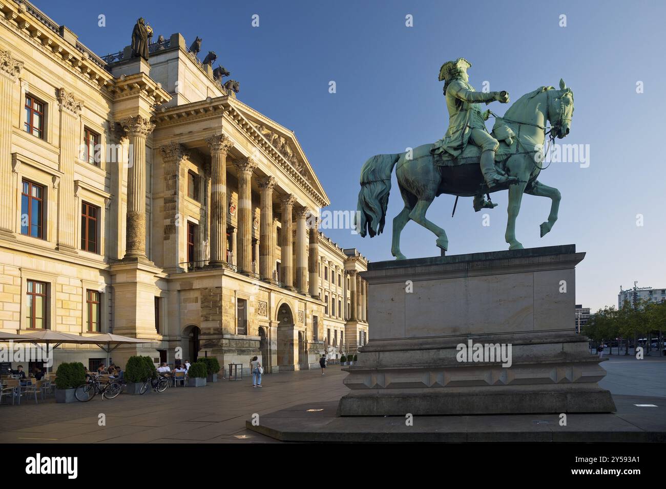 Schloss auf dem Schlossplatz mit Reiterstatue von Herzog Carl Wilhelm Ferdinand, Braunschweig, Niedersachsen, Deutschland, Europa Stockfoto