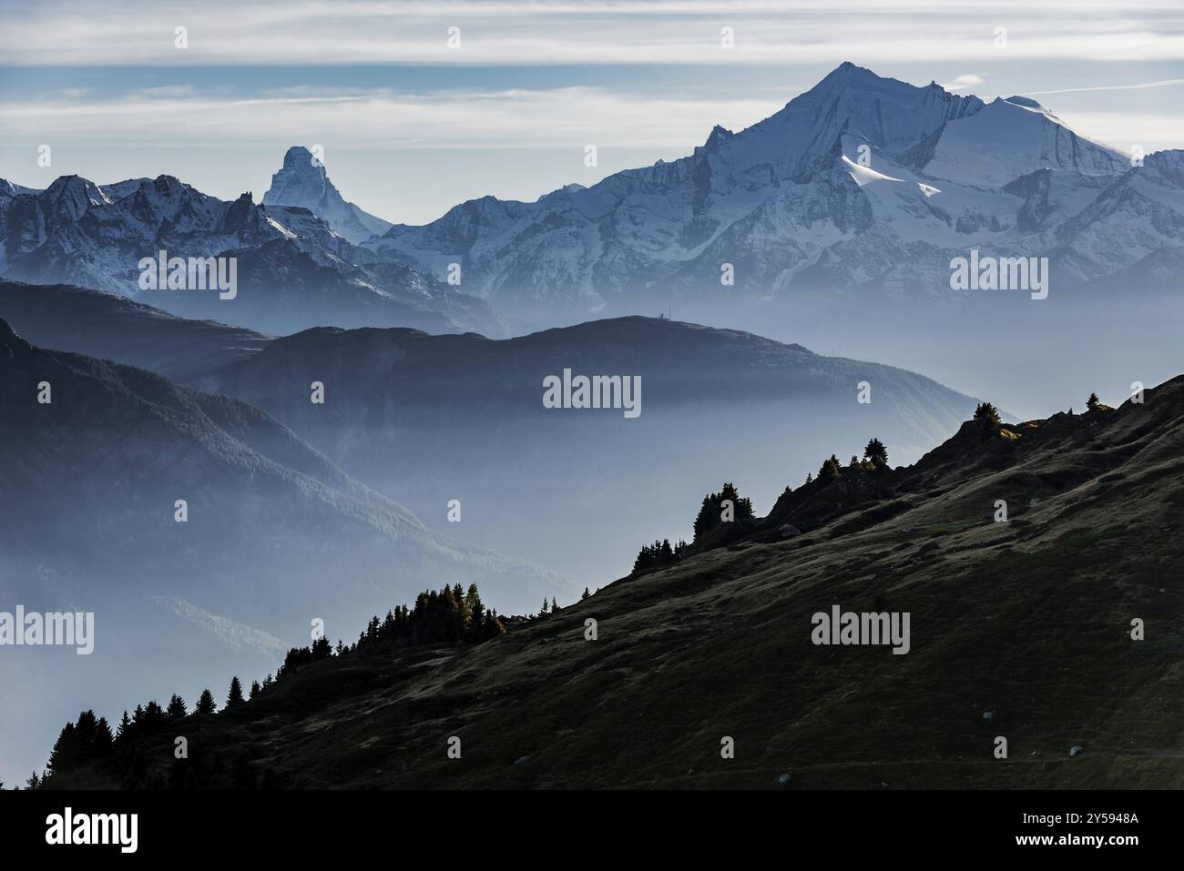 Schweizer Alpen, Matterhorn, Abendlicht, Dämmerung, Nebel, Silhouette, Wallis, Schweiz, Europa Stockfoto