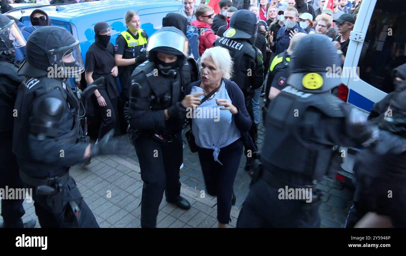 Lautstark 2024 vor dem Freizeitheim in Ricklingen. Der Grund. Der AFD Kreisverband Hannover hat den umstrittenen Politiker Maximilian Krah zum Stammtisch eingeladen. Das Bündnis bunt statt braun versucht dieses zu verhindern. Immer wieder versuchten die Demonstranten die geladenen Gäste darin zu hindern, dass Freizeitheim zu betreten. Die Polizei muss einschreiten, es kam immer wieder zu Scharmützeln zwis Stockfoto