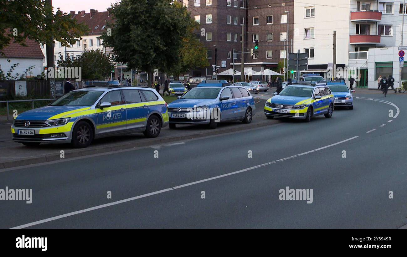 Lautstark 2024 vor dem Freizeitheim in Ricklingen. Der Grund. Der AFD Kreisverband Hannover hat den umstrittenen Politiker Maximilian Krah zum Stammtisch eingeladen. Das Bündnis bunt statt braun versucht dieses zu verhindern. Immer wieder versuchten die Demonstranten die geladenen Gäste darin zu hindern, dass Freizeitheim zu betreten. Die Polizei muss einschreiten, es kam immer wieder zu Scharmützeln zwis Stockfoto