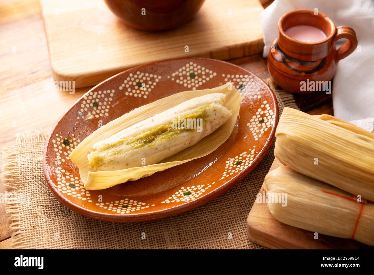 Tamales. Typisch für Mexiko und einige lateinamerikanische Länder. Maisteig in Maisblätter gewickelt. Die Tamales werden gedämpft. Stockfoto