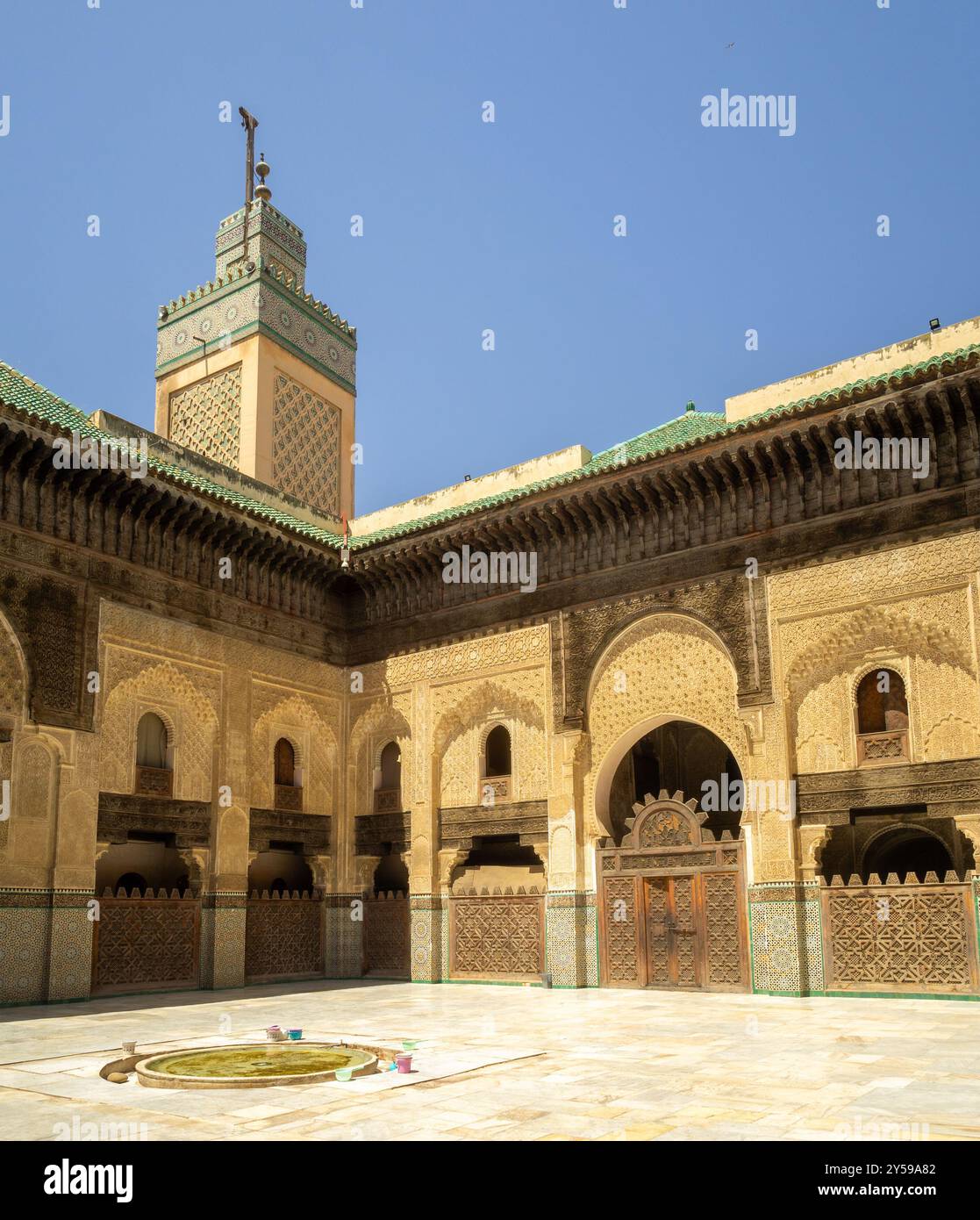 Bou Inania Madrasa Innenhof und Minarett, Fès, Marokko Stockfoto