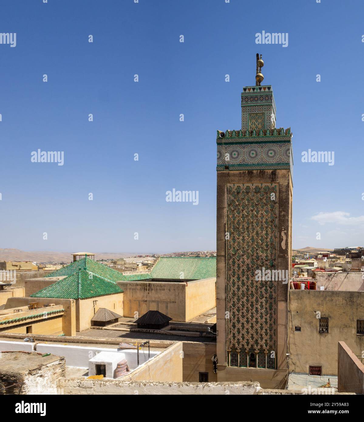 Minarett Bou Inania Madrasa über Fès Dächern, Marokko Stockfoto