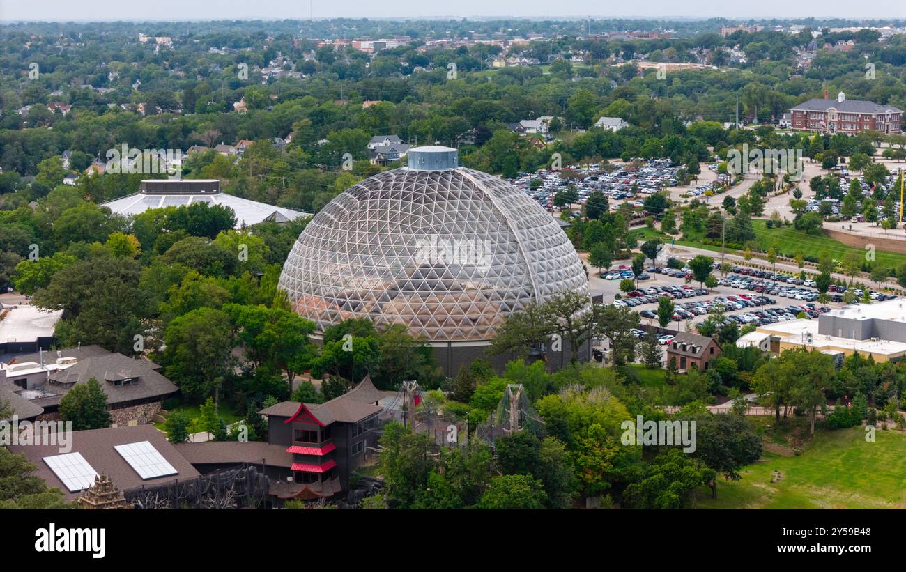 Luftaufnahme des Henry Doorly Zoo, eines der besten Zoos der Welt! Omaha, Nebraska, USA an einem bewölkten Sommertag. Stockfoto