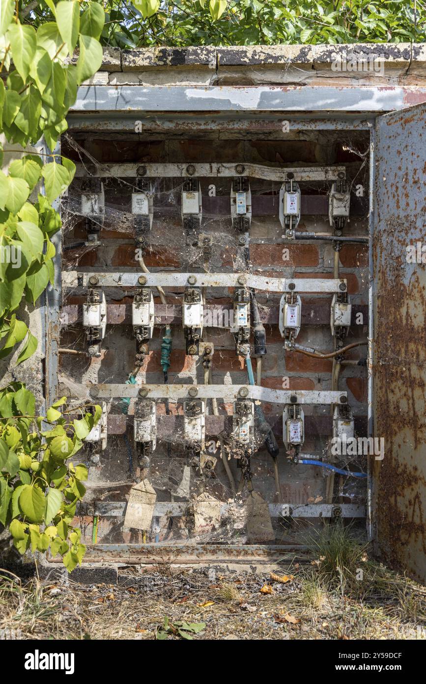 Altes Stromverteilerfeld aus Mauerwerk Energienetz Stockfoto