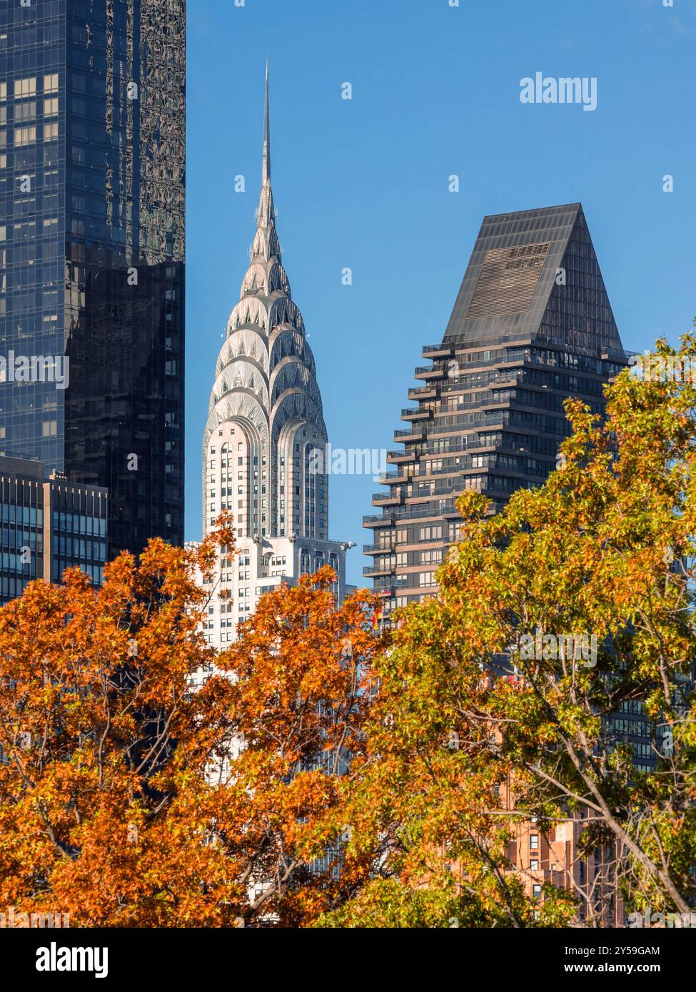 Chrysler Building auf der Upper East Side mit Herbstlaub. Landmak Skycraper, Symbol der Art déco-Architektur im Herzen von Manhattan, New York City Stockfoto