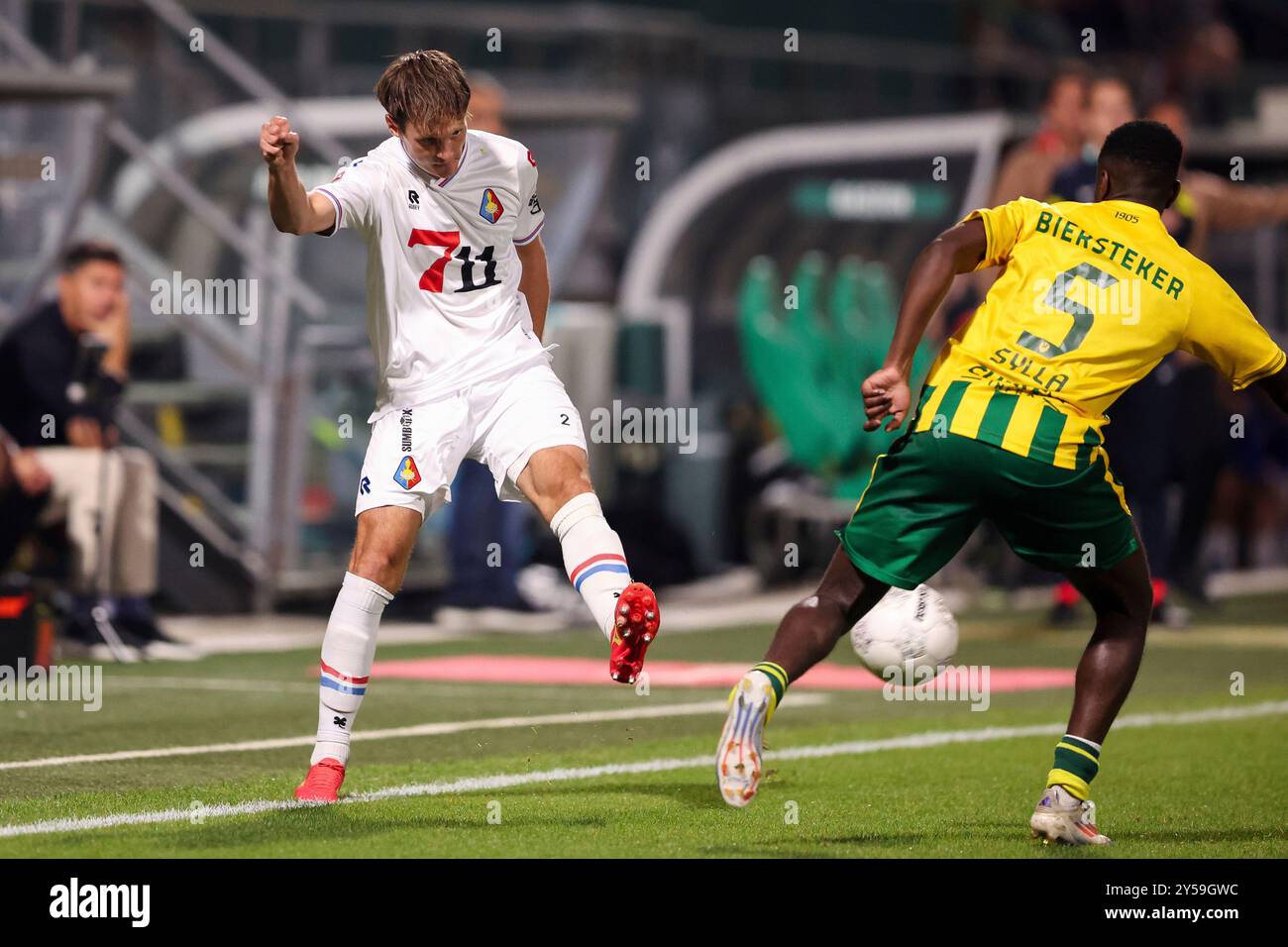 Den Haag, Niederlande. September 2024. DEN HAAG, NIEDERLANDE - 20. SEPTEMBER: Jeff Hardevelop von Telstar wird von Sekou Sylla vom ADO den Haag während des niederländischen Keuken Kampioen Divisie Spiels zwischen ADO den Haag und Telstar im Bingoal Stadion am 20. September 2024 in den Haag, Niederlande, herausgefordert. (Foto: Hans van der Valk/Orange Pictures) Credit: dpa/Alamy Live News Stockfoto