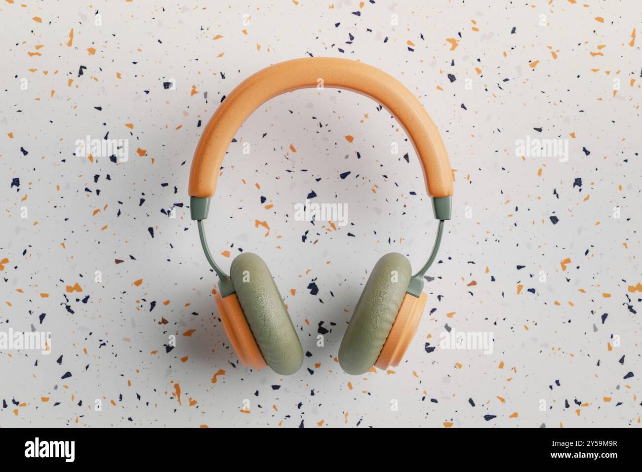 Orange und grüne Vintage-Kopfhörer auf Terrazzo-Hintergrund, 3D-Rendering Stockfoto