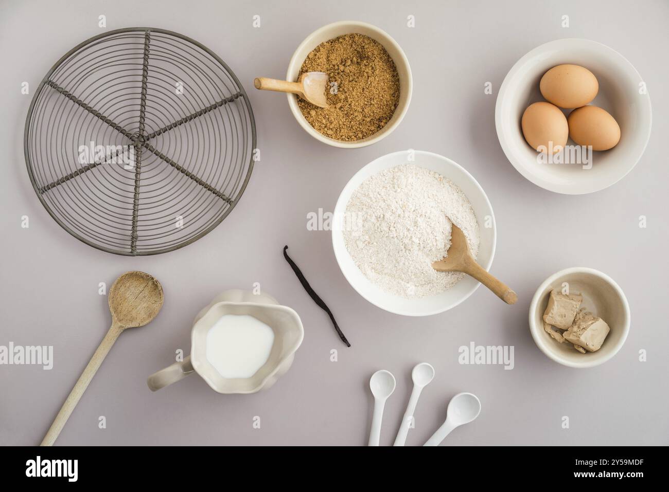 Sammlung von Zutaten und zum Backen auf einer hellen Oberfläche Stockfoto