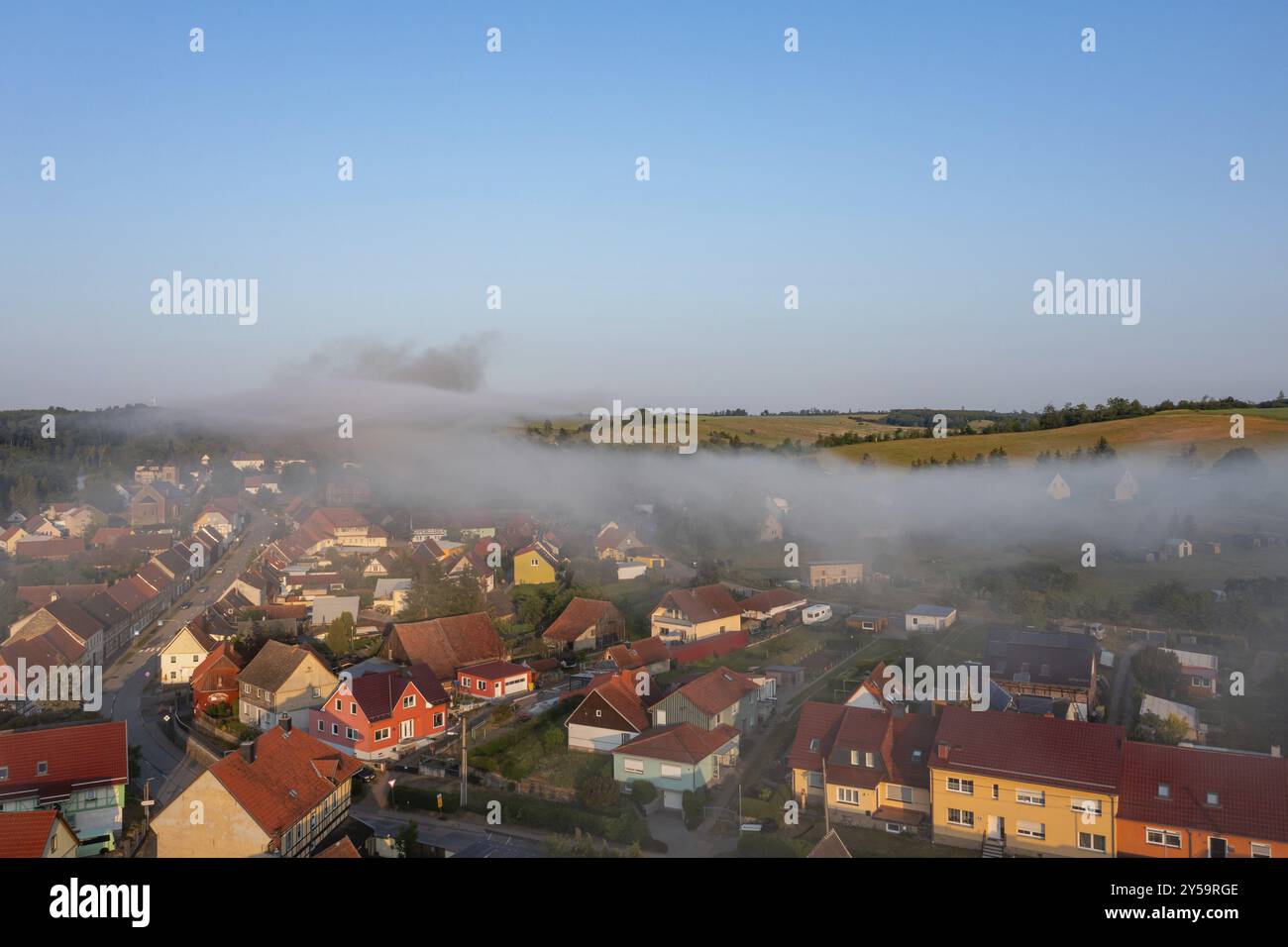 Rauchwolke über Guentersberge Ferienhaus in Flammen Stockfoto