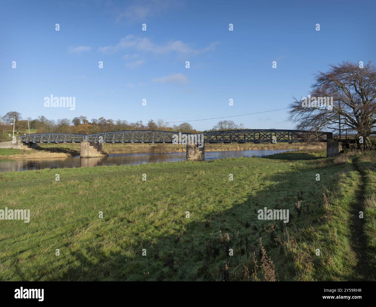 Straßenbrücke über den Fluss Teviot, Nisbet, Scottish Borders, Großbritannien Stockfoto