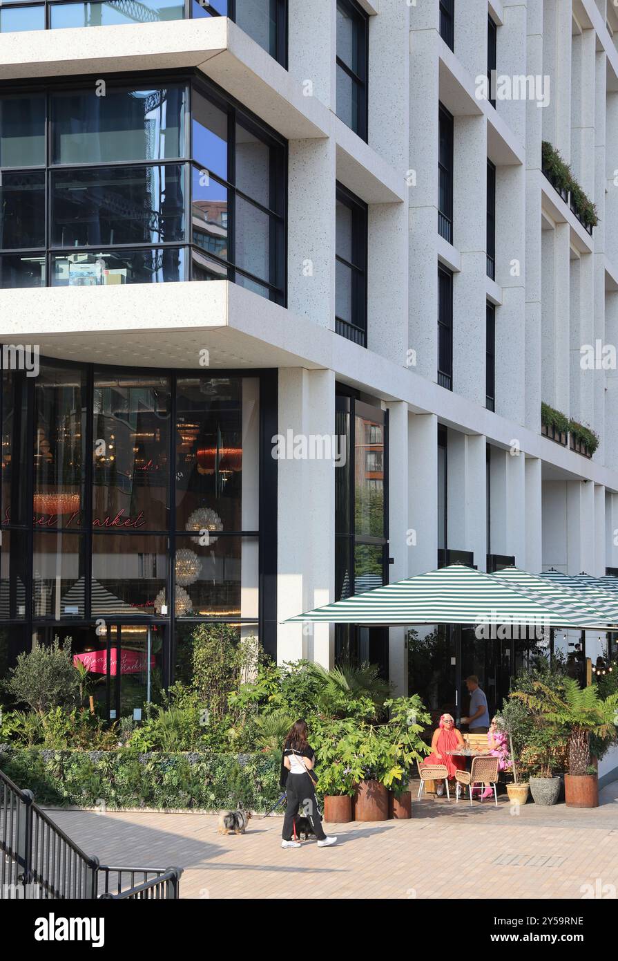 Außenansicht des Mare Street Market am Lewis Cubitt Square, Kings Cross, Nord-London, Großbritannien Stockfoto