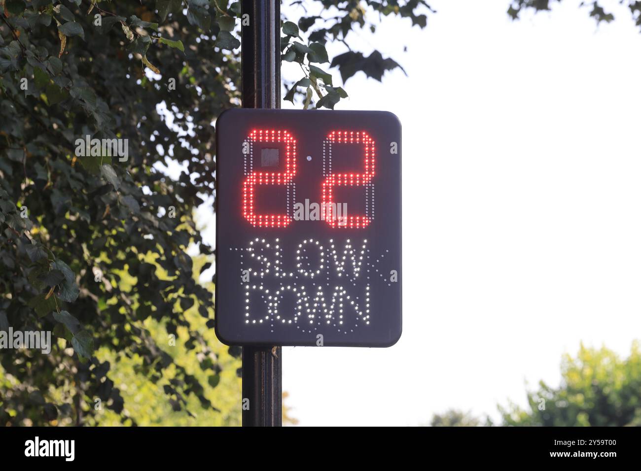 Straßenschilder, die die Fahrer über ihre Geschwindigkeit informieren und sie ermutigen, sich in den manchmal umstrittenen 20-mph-Zonen in Islington, London, Großbritannien, zu halten Stockfoto