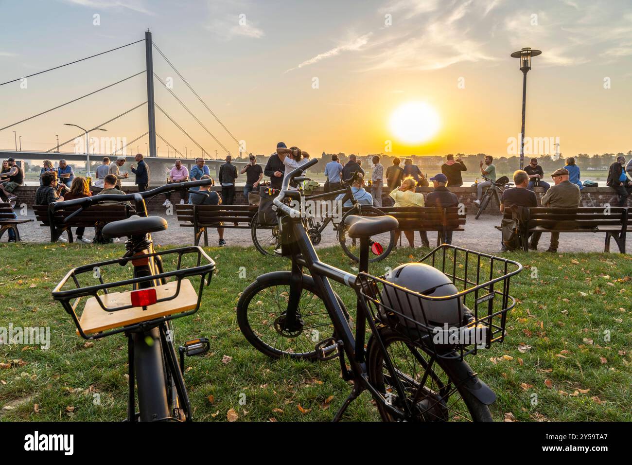 Rheinpromenade am Joseph-Beuys-Ufer, Blick auf die Oberkassler Brücke, Fortuna Büdchen, Kiosk am Rheinufer, beliebter Treff, besonders zum Sonnenuntergang, Düsseldorf, NRW, Deutschland Rheinufer Düsseldorf *** Rheinpromenade am Joseph Beuys Ufer, Blick auf die Oberkassler Brücke, Fortuna Büdchen, Kiosk am Rheinufer, beliebter Treffpunkt, besonders bei Sonnenuntergang, Düsseldorf, NRW, Deutschland Rheinufer Düsseldorf Stockfoto