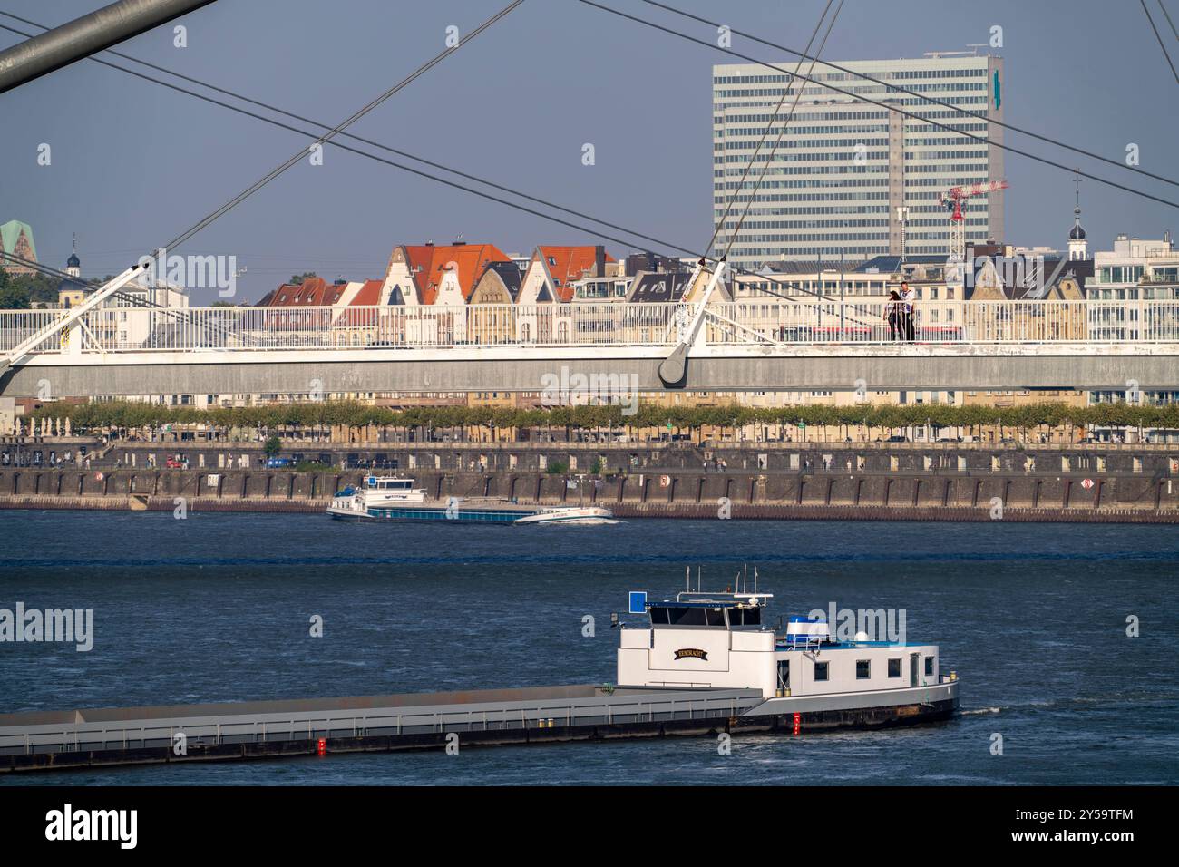 Frachtschiffe auf dem Rhein bei Düsseldorf, Brücke über den Medienhafen, Oberkassler Rheinbrücke, Altstadtufer, Dreischeibenhaus, NRW, Deutschland Rhein Düsseldorf *** Frachtschiffe auf dem Rhein bei Düsseldorf, Brücke über den Medienhafen, Oberkassler Rheinbrücke, Altstadtbank, Dreischeibenhaus, NRW, Deutschland Rhein Düsseldorf Stockfoto