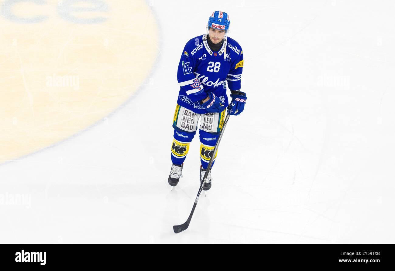 Kloten, Schweiz, 20. September 2024: Für #28 Axel Simic endet das Spiel nach einem Brettscheck in der Dusche. Er erhält eine Strafgebühr von fünf plus Spielfehlverhalten. (Foto: Andreas Haas/dieBildmanufaktur) Credit: DieBildmanufaktur/Alamy Live News Stockfoto