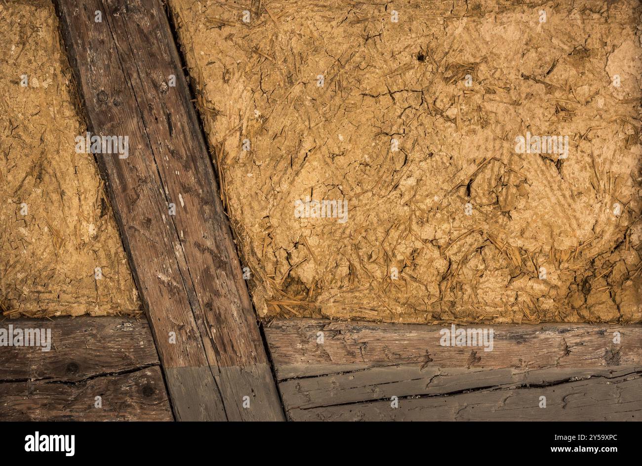 Clay Hauswand mit Details über die Holzbalken und die Mischung aus Schlamm und Stroh, ideal als Hintergrund Stockfoto