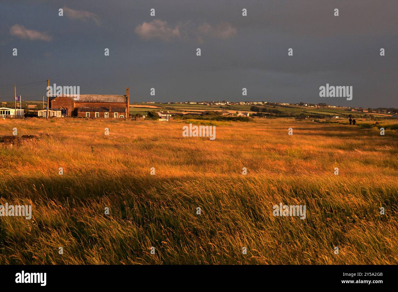 Ein wilder und windiger Abend in Allenby an der Küste von Cumbria, England Stockfoto