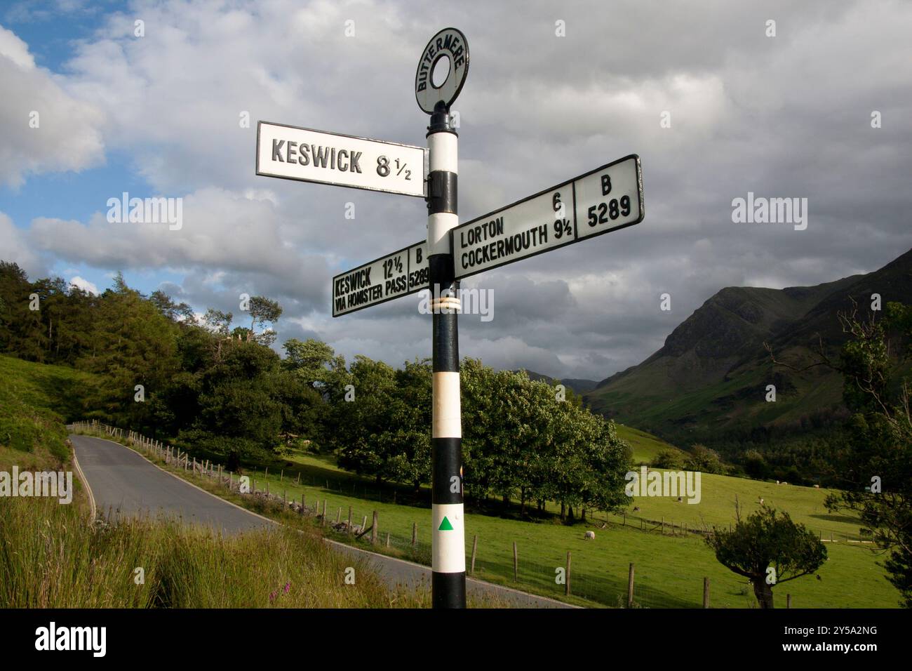 Wegweiser nach Keswick bei Buttermere Village, Lake District, Cumbria, England Stockfoto