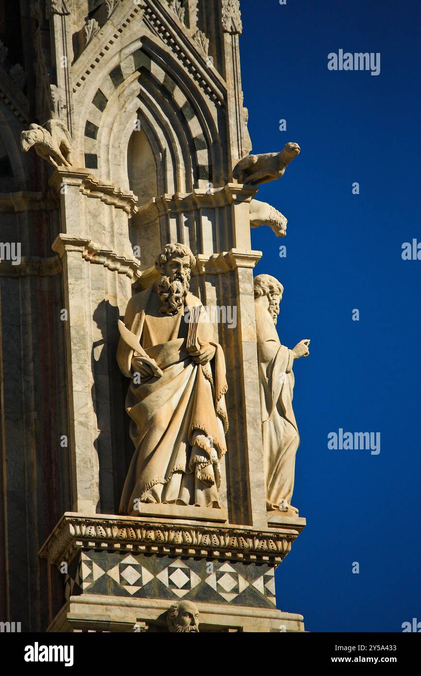 Die wunderschöne gotische romanische Fassade der Kathedrale Santa Maria Assunta, Siena, Toskana, Italien. Historische Denkmäler von Siena Stockfoto