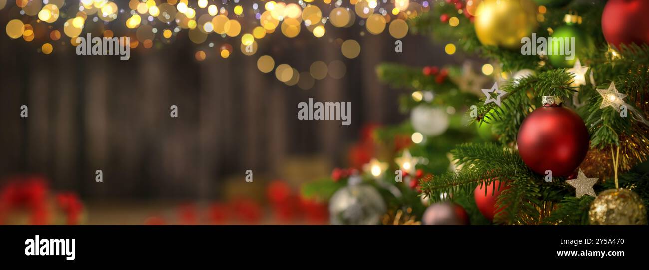 Festliche elegante Weihnachtsszene mit der Nahaufnahme einer schön verzierten Tanne und dunklem Holzhintergrund mit Vignettierung und Kopierraum Stockfoto