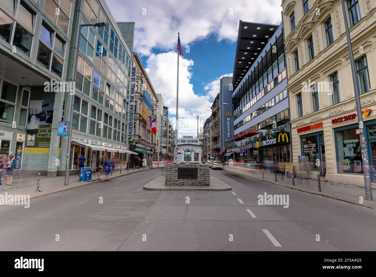 Berlin, 23. Juni 2024: Checkpoint Charlie. Sonniger Tag, mittelbewölkter Himmel. Stockfoto