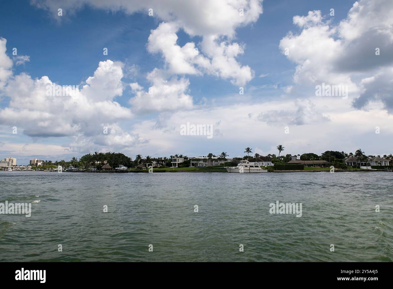 Wohnanlage am Wasser in Jupiter, Florida, USA Stockfoto