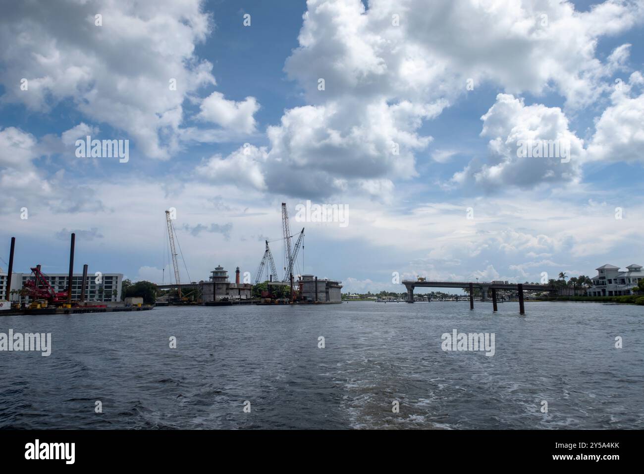 Die neue Straßenbrücke über den Loxahatchee River in Jupiter, Florida, USA Stockfoto