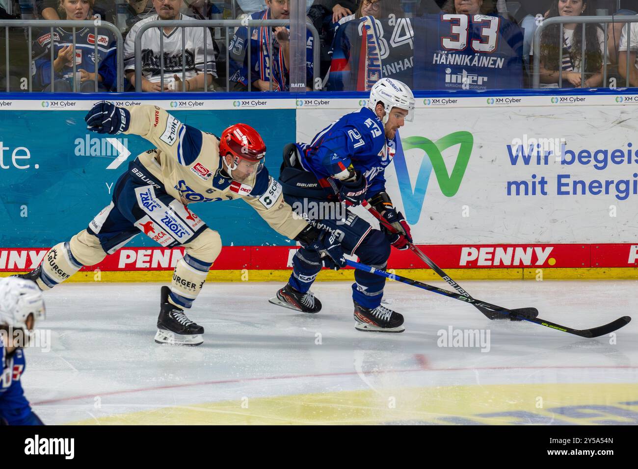 20.09.2024, DEL, Deutsche Eishockey Liga Saison 2024/25, 1. Spieltag: Adler Mannheim gegen Schwenninger Wild Wings. Bild: Duell um den Puck zwischen K Stockfoto