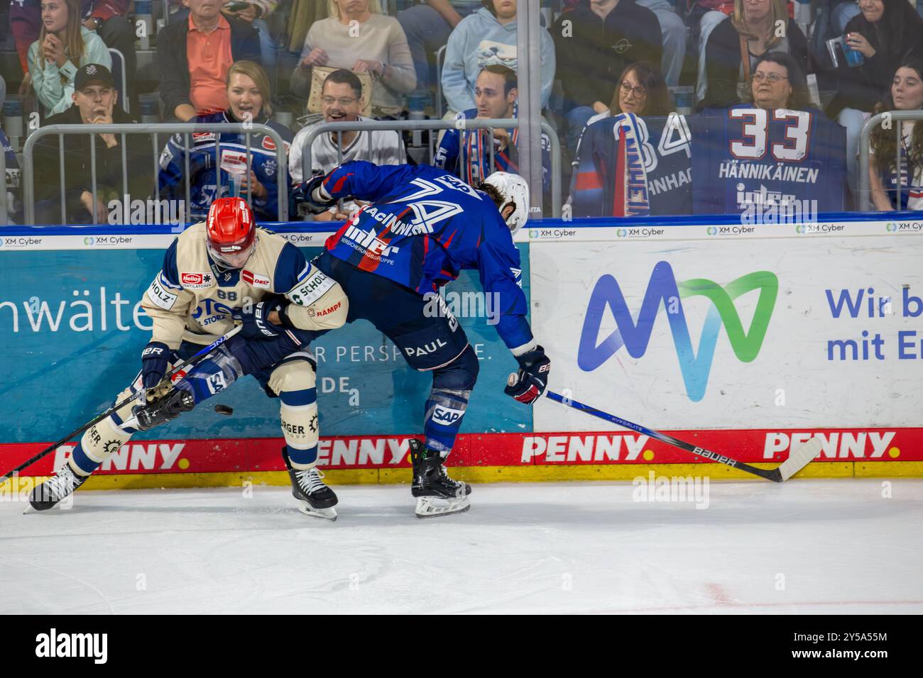 20.09.2024, DEL, Deutsche Eishockey Liga Saison 2024/25, 1. Spieltag: Adler Mannheim gegen Schwenninger Wild Wings Stockfoto