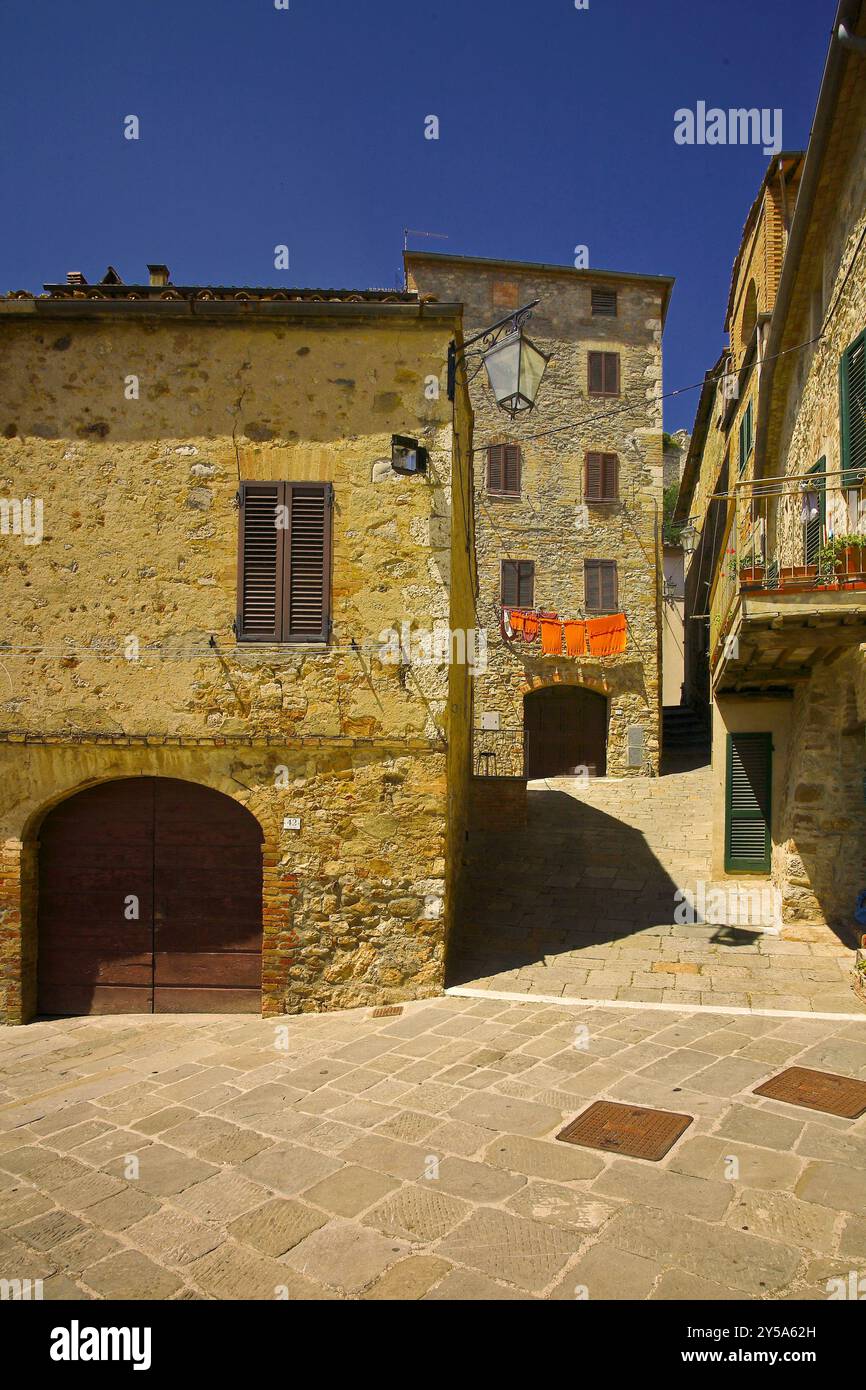 Castiglione d'Orcia, Siena: Das Dorf Castiglione d'Orcia ist ein Beispiel für mittelalterliche Architektur, perfekt erhalten © Marco Anghinoni / Grazi Stockfoto