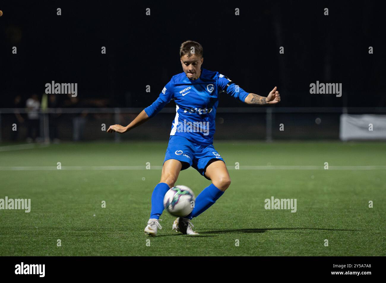 Maurane Marinucci (23 KRC Genk Ladies) schießt den Ball während des Lotto Super League Spiels zwischen KRC Genk Ladies und Standard Femina de Lüttich auf dem Zwartberg in Genk, Belgien (Martin Pitsch/SPP) Credit: SPP Sport Press Photo. /Alamy Live News Stockfoto