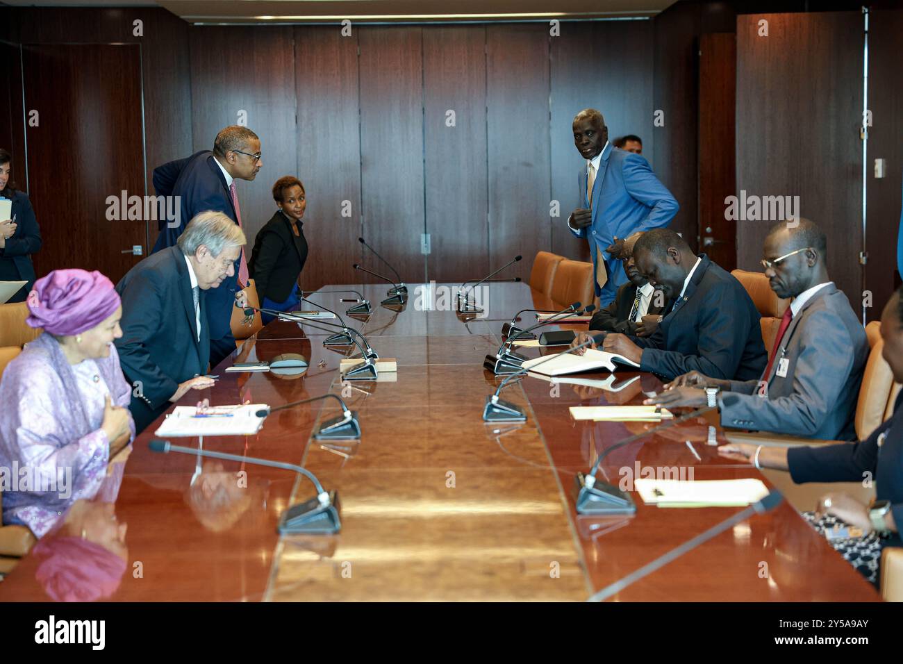 New York, New York, USA. September 2024. UNO-Generalsekretär ANTONIO GUTERRES nimmt zu Beginn der 79. UNGA-Sitzung im UNHQ in New York Platz am Konferenztisch der SG mit RAMADHAN ABDALLA MOHAMMED, Minister für auswärtige Angelegenheiten und internationale Zusammenarbeit der Republik Südsudan, während er das UN-Gastbuch unterzeichnet. (Kreditbild: © Bianca Otero/ZUMA Press Wire) NUR REDAKTIONELLE VERWENDUNG! Nicht für kommerzielle ZWECKE! Stockfoto