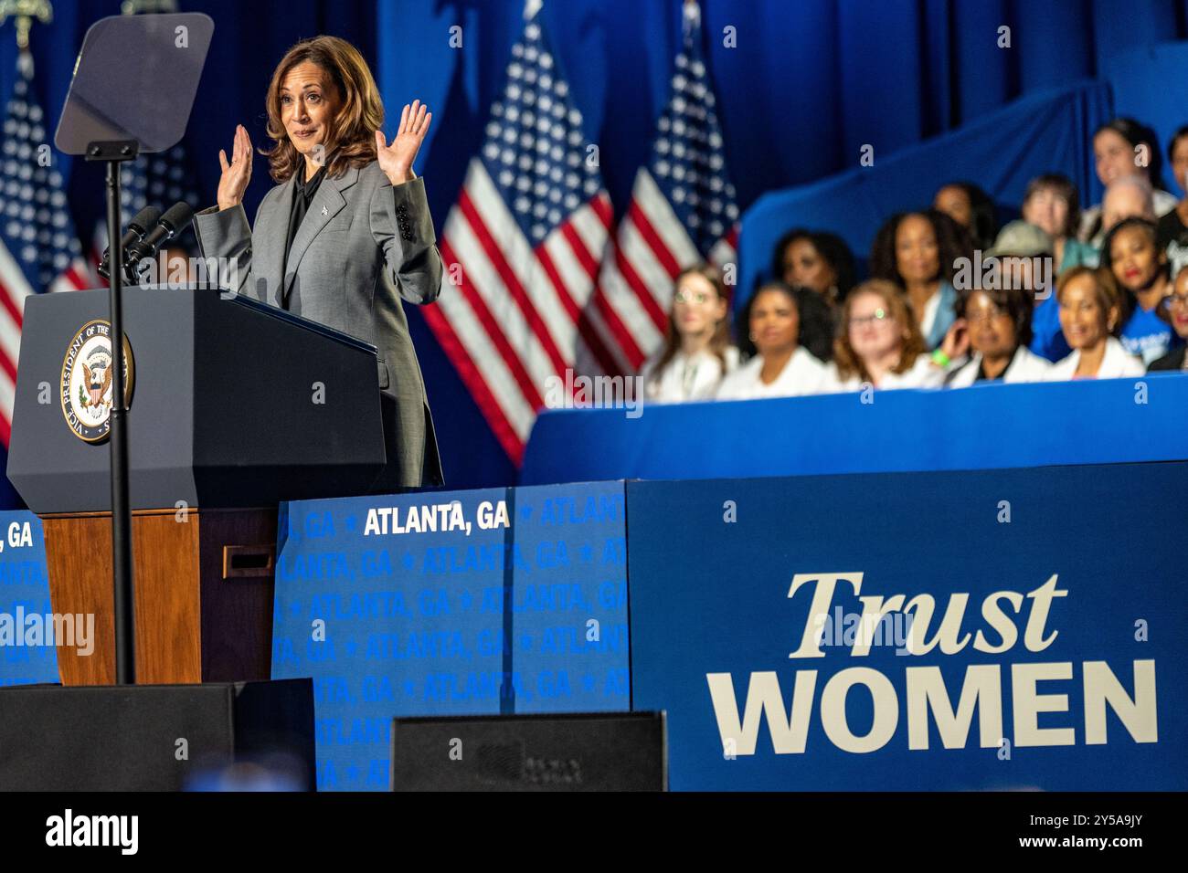 Atlanta, Georgia, USA. September 2024. Vizepräsident Harris hält Bemerkungen zu Abtreibungsrechten und Trump-Abtreibungsverboten in der Metro Atlanta. Der Vizepräsident betonte den Wert der reproduktiven Freiheit unter dem Tod von Amber Thurman, einer Mutter aus Georgien, die kürzlich in einem ausführlichen artikel in ProPublica vorgestellt wurde. Thurmans Tod aufgrund von Abtreibungen war der erste, der erwähnt wurde, seit der Oberste Gerichtshof der Vereinigten Staaten Roe v. Wade übergab. Thurman musste 20 Stunden während einer Abtreibung warten und starb nach einem septischen Schock. Foto: Phil Mistry / PHIL FOTO Stockfoto