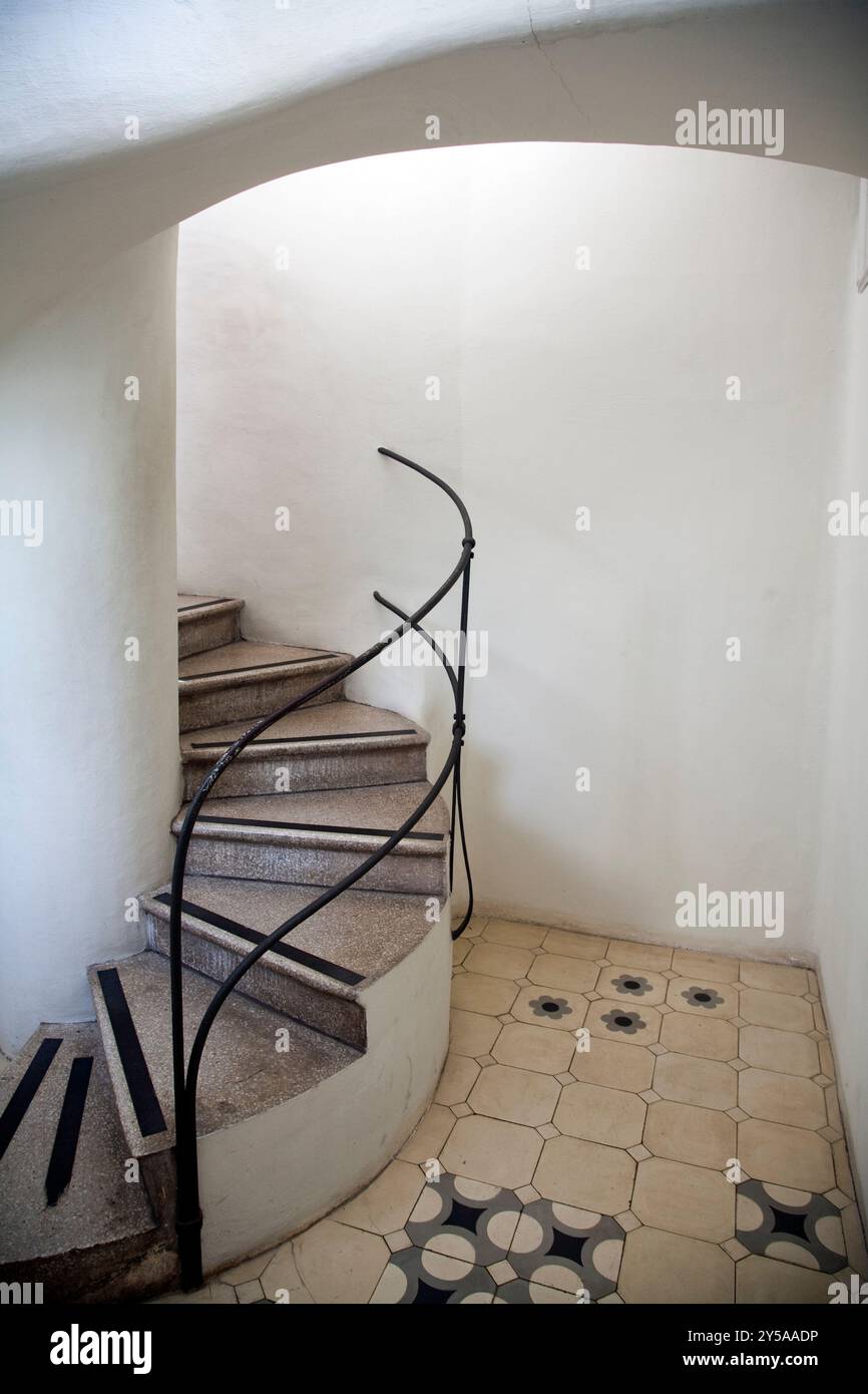 Barcelona, Spanien, 4. September 2008, führt die elegante Wendeltreppe auf das Dach der Casa Batlló, die den einzigartigen architektonischen Stil von Gaudís in Barce zeigt Stockfoto