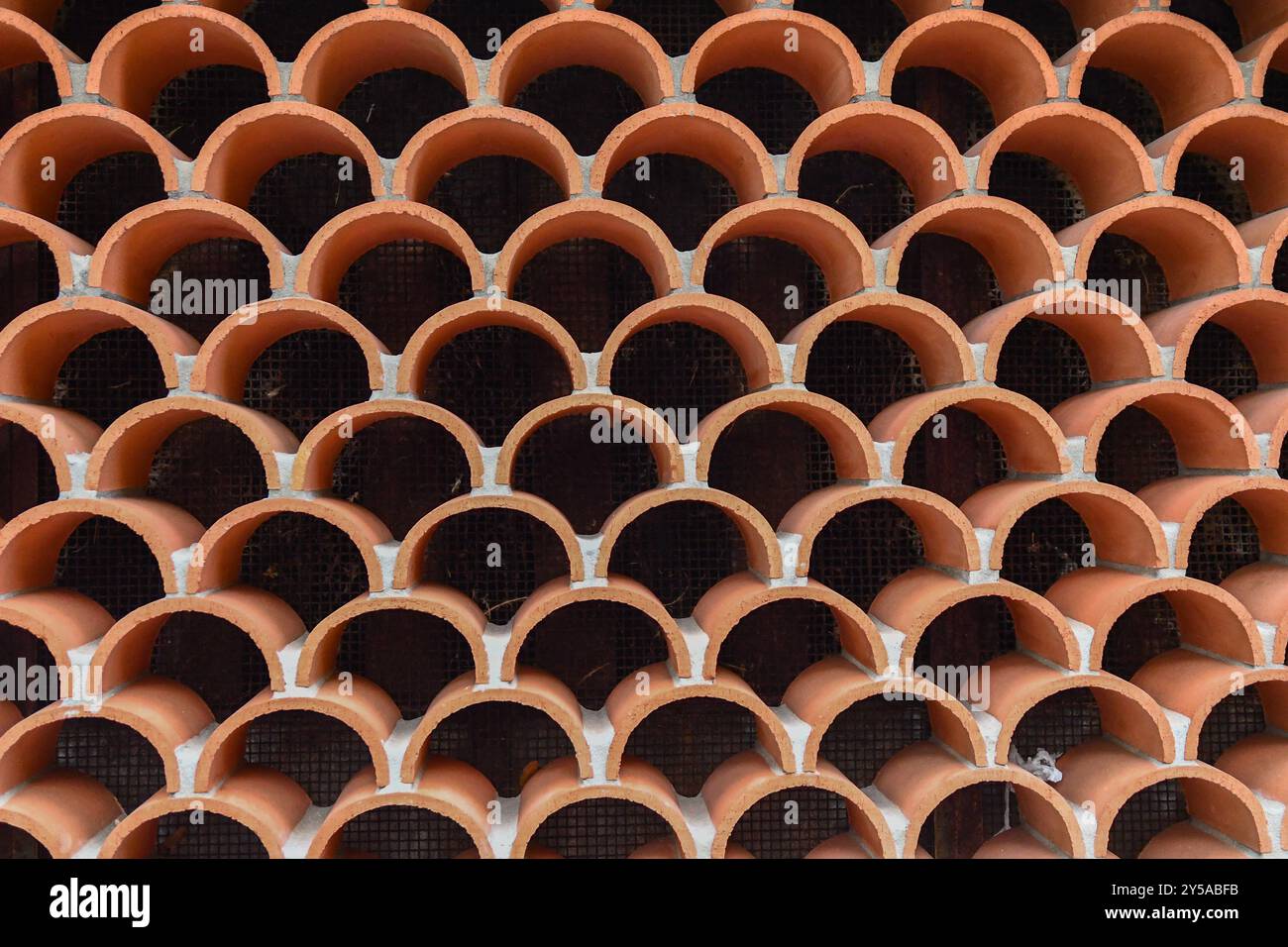 Nahaufnahme einer dekorativen Tonfliesenwand, geeignet für Hintergrund, Textur, Muster usw. Stockfoto