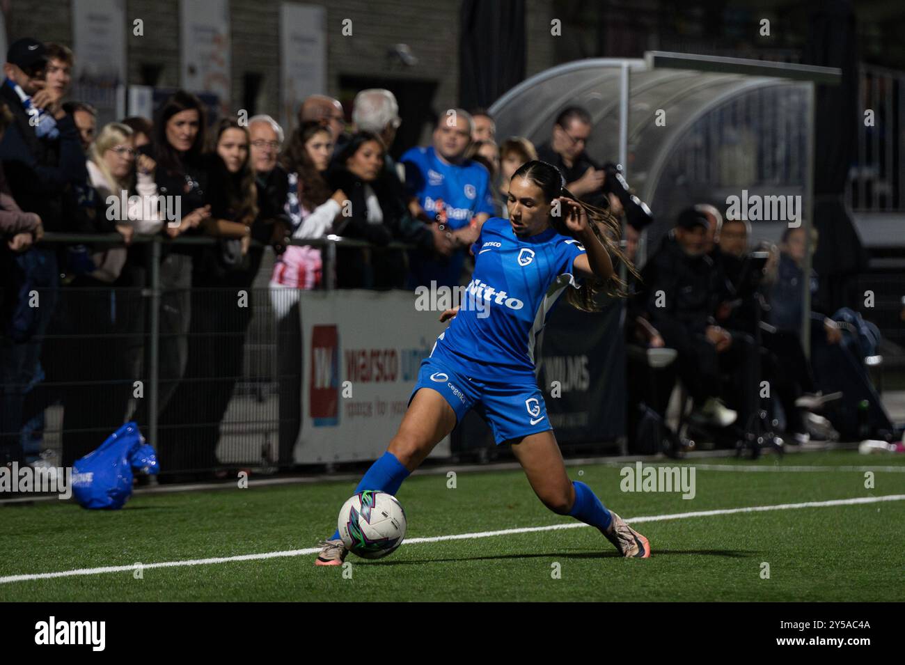 Kawtar Ait Omar (25 KRC Genk Ladies) kontrolliert den Ball während des Lotto Super League Spiels zwischen KRC Genk Ladies und Standard Femina de Lüttich am Zwartberg in Genk, Belgien (Martin Pitsch/SPP) Credit: SPP Sport Press Photo. /Alamy Live News Stockfoto