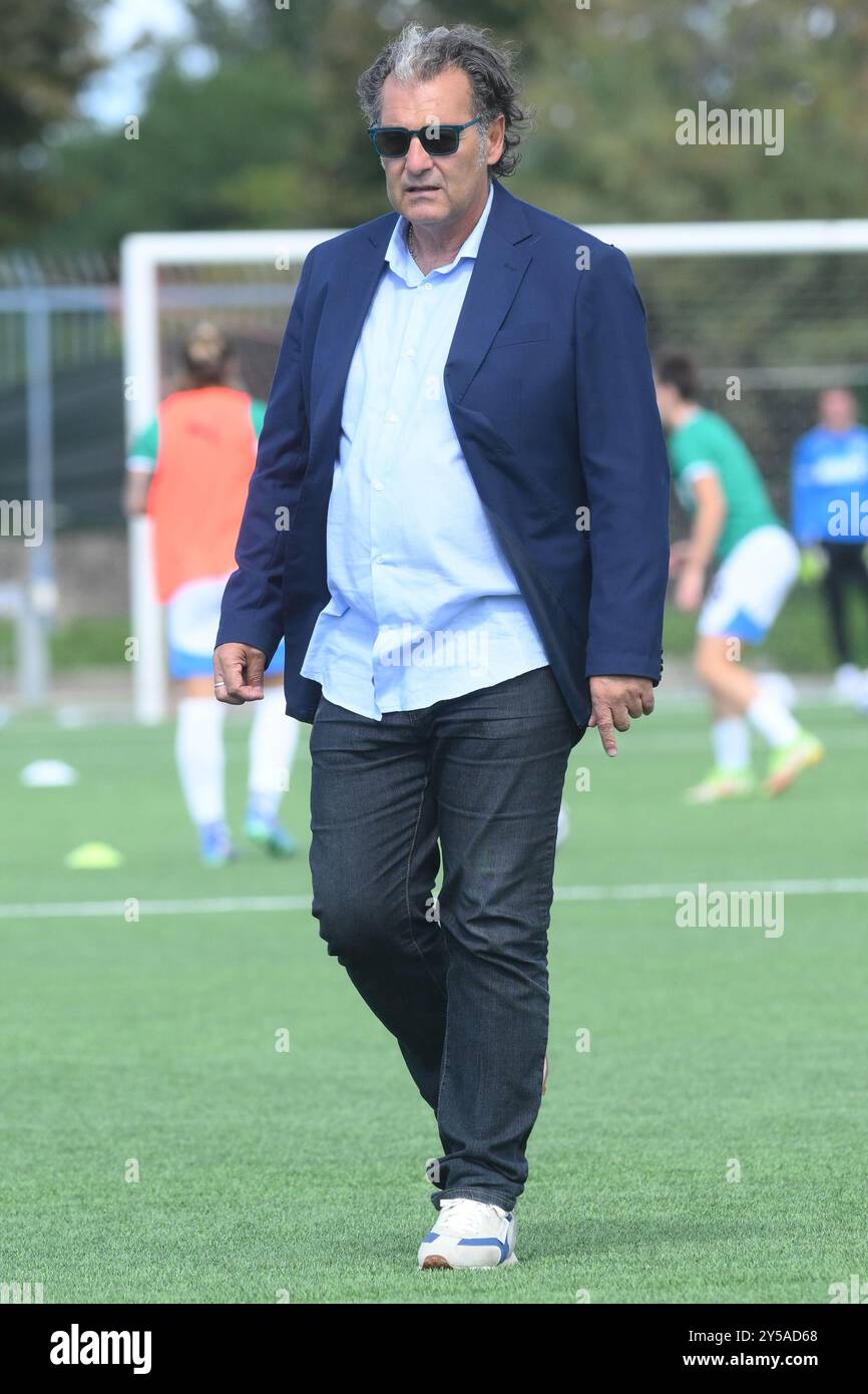 Cercola, Italien. September 2024. Salvatore Mango Coach von Napoli Femminile Look With the Soccer - Italian Series A Women between Napoli Femminile vs US Sassuolo im Giuseppe Piccolo Stadium am 20. September 2024 in Cercola, italien (Credit Image: © Agostino Gemito/Pacific Press via ZUMA Press Wire) NUR REDAKTIONELLE VERWENDUNG! Nicht für kommerzielle ZWECKE! Quelle: ZUMA Press, Inc./Alamy Live News Stockfoto