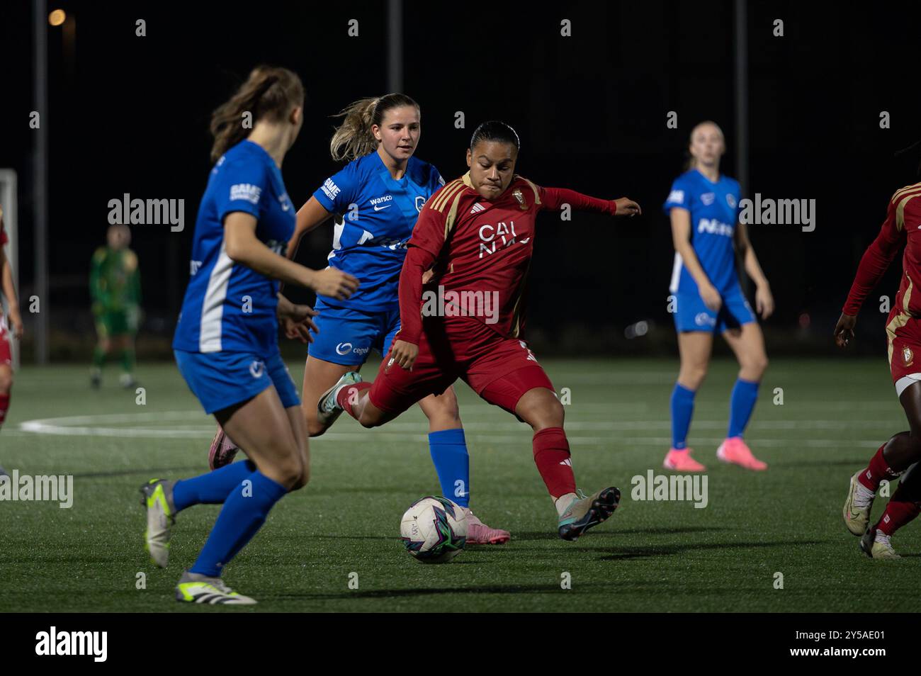 Mariam Abdulai Toloba (7 Standard Femina de Lüttich) schießt den Ball während des Lotto Super League-Spiels zwischen KRC Genk Ladies und Standard Femina de Lüttich auf dem Zwartberg in Genk, Belgien (Martin Pitsch/SPP) Credit: SPP Sport Press Photo. /Alamy Live News Stockfoto