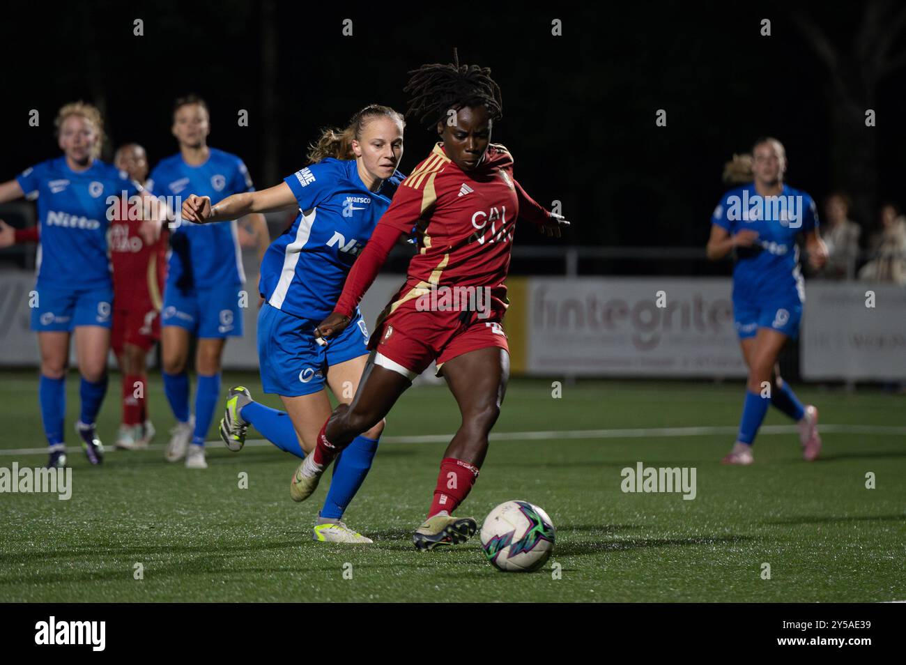 Welma Fon (22 Standard Femina de Lüttich) schießt den Ball während des Lotto Super League Spiels zwischen KRC Genk Ladies und Standard Femina de Lüttich auf dem Zwartberg in Genk, Belgien (Martin Pitsch/SPP) Credit: SPP Sport Press Photo. /Alamy Live News Stockfoto