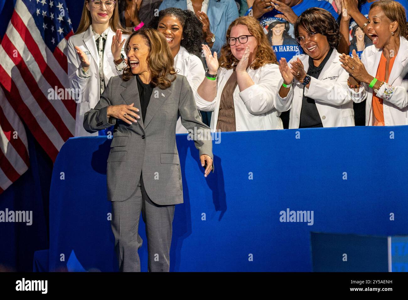 Atlanta, Georgia, USA. September 2024. Vizepräsident Harris hält Bemerkungen zu Abtreibungsrechten und Trump-Abtreibungsverboten in der Metro Atlanta. Der Vizepräsident betonte den Wert der reproduktiven Freiheit unter dem Tod von Amber Thurman, einer Mutter aus Georgien, die kürzlich in einem ausführlichen artikel in ProPublica vorgestellt wurde. Thurmans Tod aufgrund von Abtreibungen war der erste, der erwähnt wurde, seit der Oberste Gerichtshof der Vereinigten Staaten Roe v. Wade übergab. Thurman musste 20 Stunden während einer Abtreibung warten und starb nach einem septischen Schock. Foto: Phil Mistry / PHIL FOTO Stockfoto