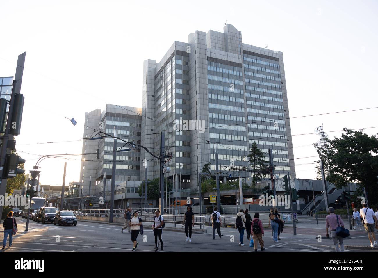 Stadthaus Bonn - 20.09.2024. Ein Blick auf das Marode Hochhaus in Bonn wirft Fragen nach der Zukunft der städtischen Architektur auf. Mängel an Technik, Stützpfeilern und beim Brandschutz lassen die Notwendigkeit von Sanierungsmaßnahmen oder einem kompletten Neubau erkennen. Bonn Innenstadt Nordrhein-Westfalen Deutschland *** Stadthaus in Bonn 20 09 2024 Ein Blick auf das baufällige Hochhaus in Bonn wirft Fragen nach der Zukunft der urbanen Architektur auf Mängel in Technik, Stützpfeiler und Brandschutz deuten auf die Notwendigkeit von Sanierungsmaßnahmen oder eines komplett neuen Gebäudes hin Stockfoto